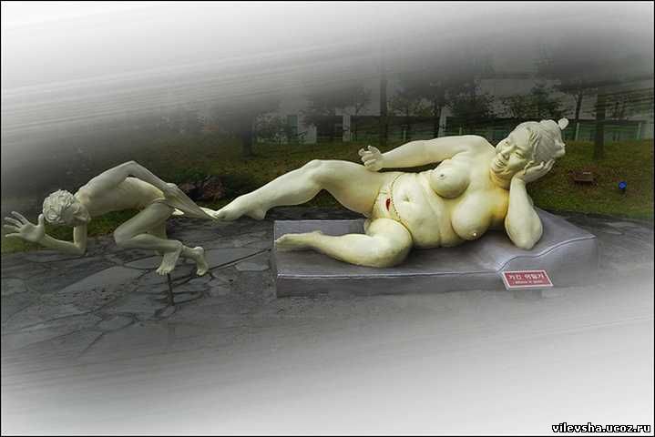 Скульптура в парке эротика
